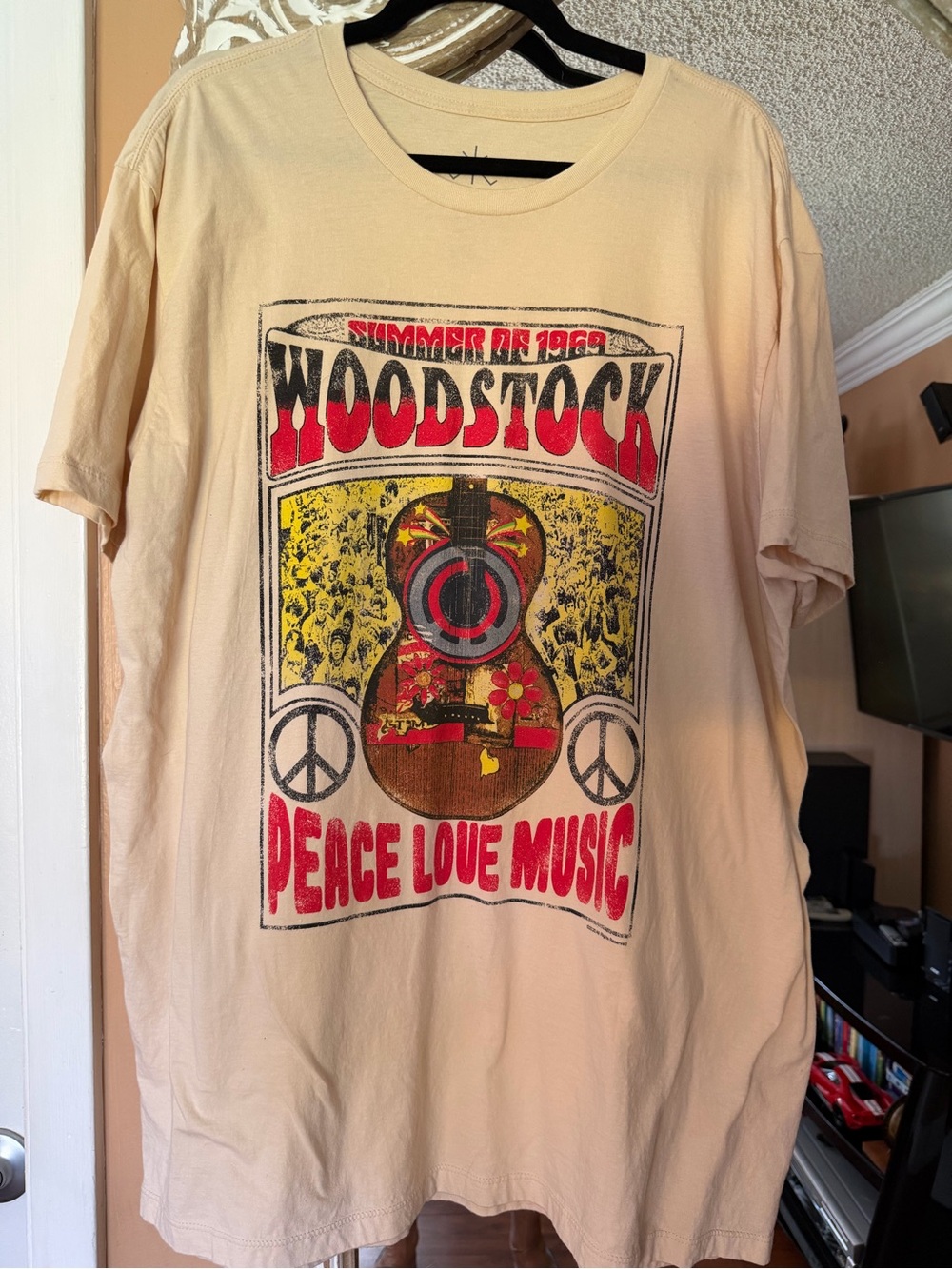 Vintage Woodstock 'Peace Love Music' Graphic Tee - Beige.
UNISEX men and women.